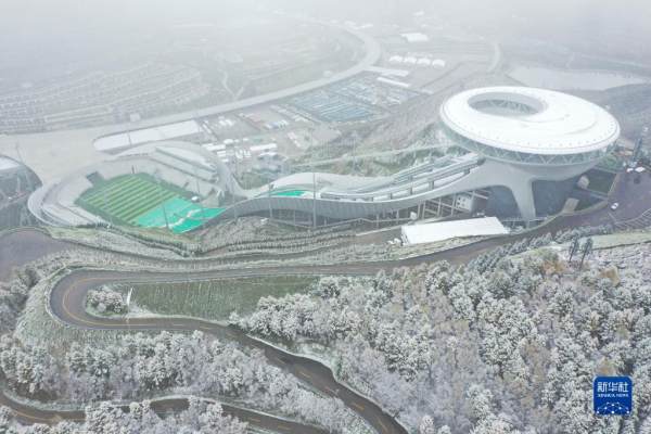 河北崇礼:冬奥场馆降秋雪