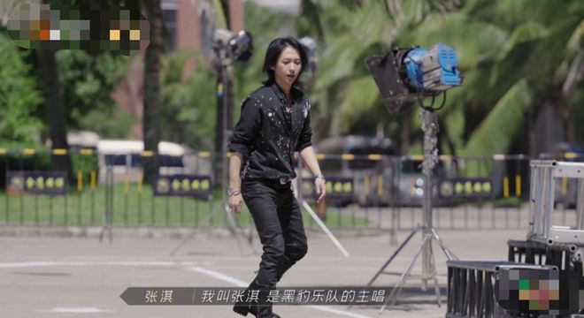 新晋宠妻狂魔张淇 这位摇滚乐队主唱可不太Rock