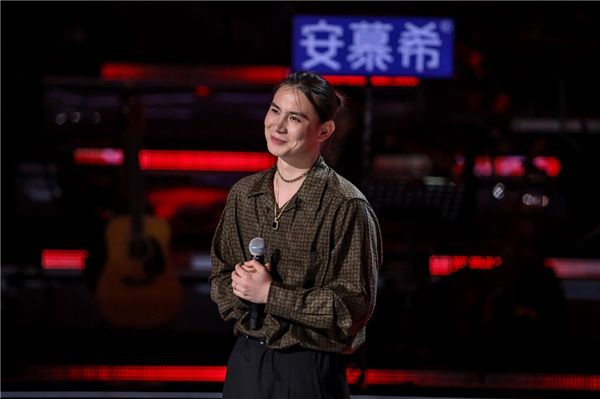 jad依加首战《好声音》获八位导师转身 惊艳全场