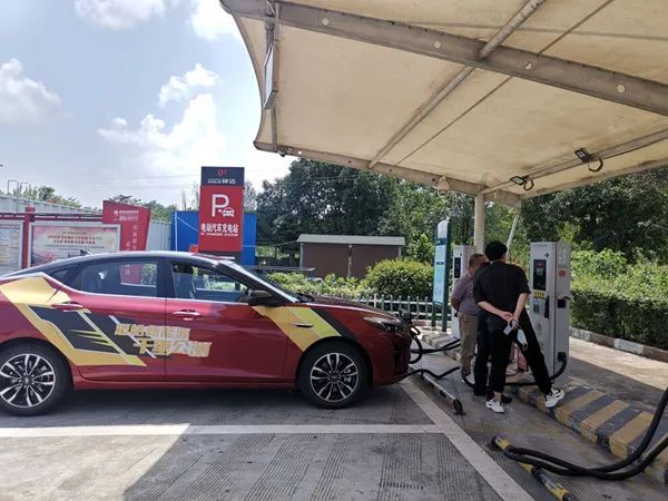 记者一行在高速公路服务区充电。程士华 摄
