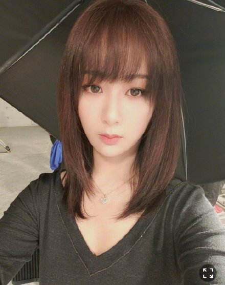 的自拍……"照片中,杨紫身穿黑色v字领衣服,齐刘海披肩长发清纯甜美