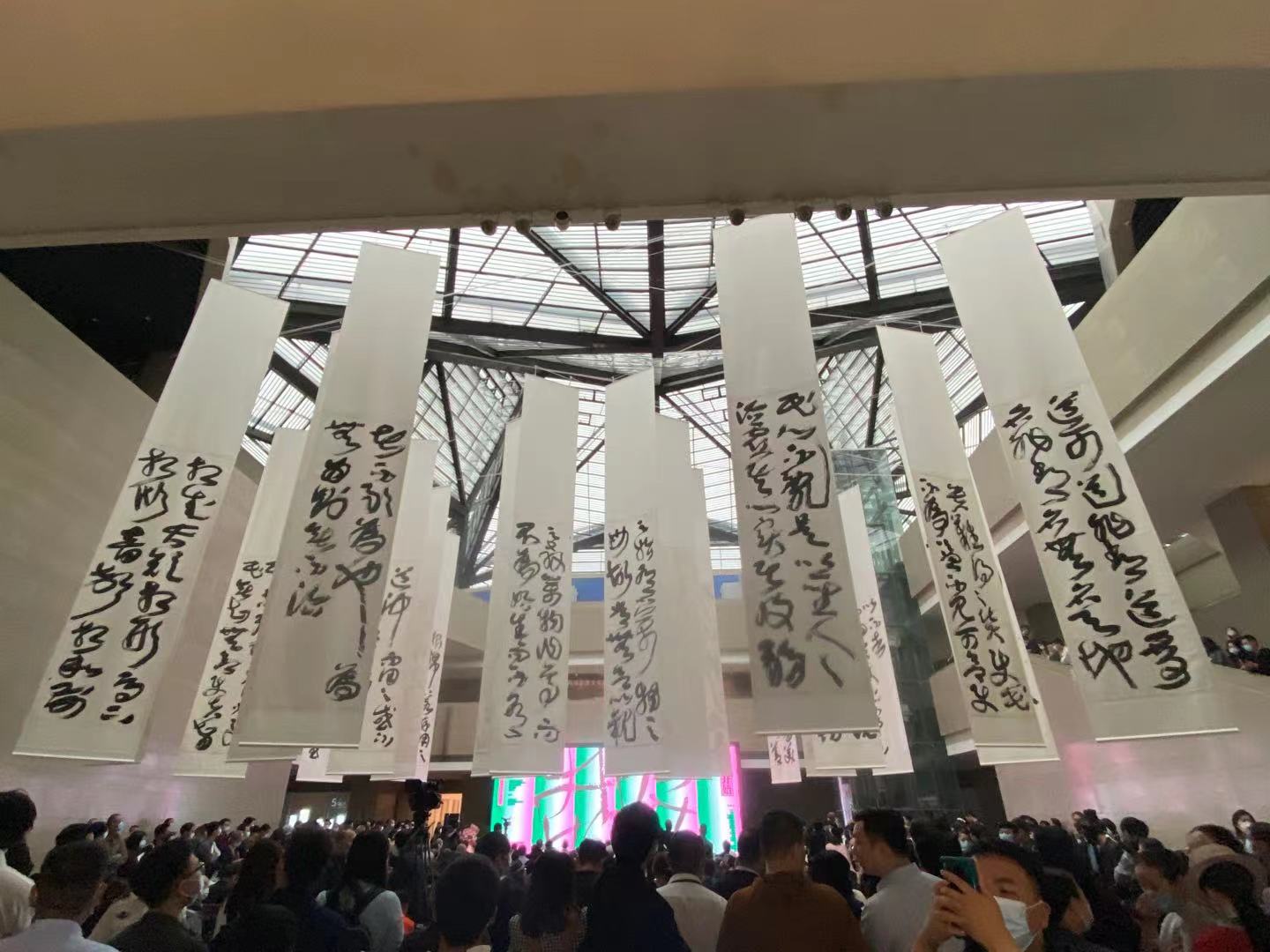 开幕式大厅挂着23幅长九米的《道德经》 本文图片均由 澎湃新闻记者 葛熔金 摄）