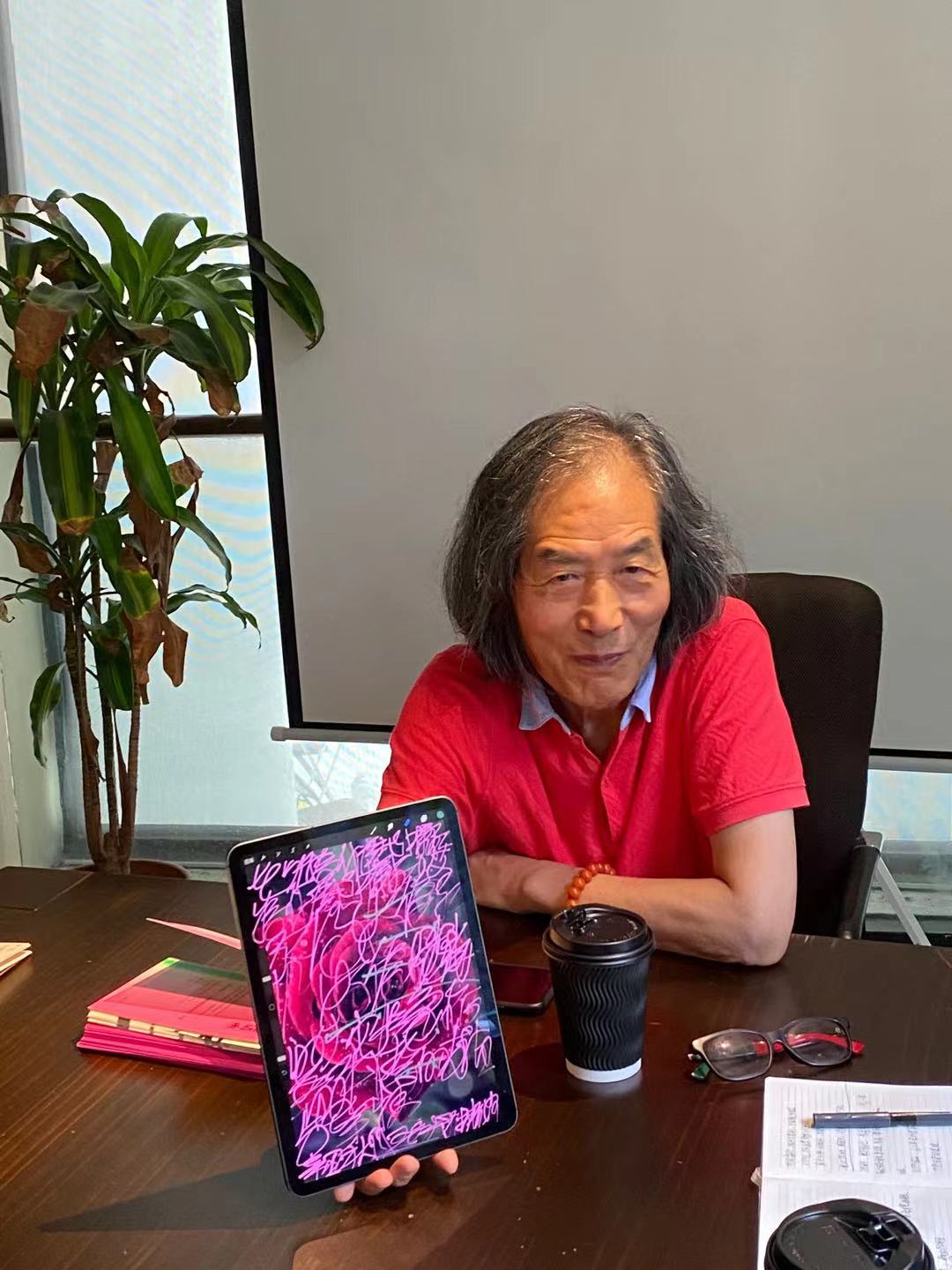 王冬龄展示他用iPad创作的书法作品