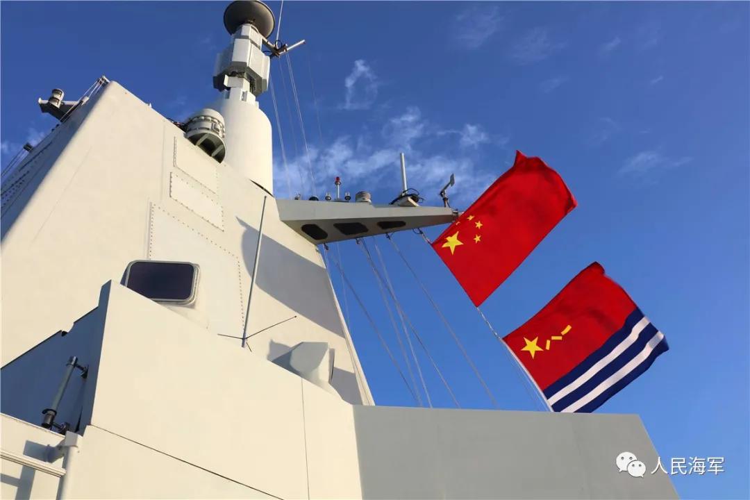 這是中國海軍南昌艦迎風飄揚的國旗.李唐 攝