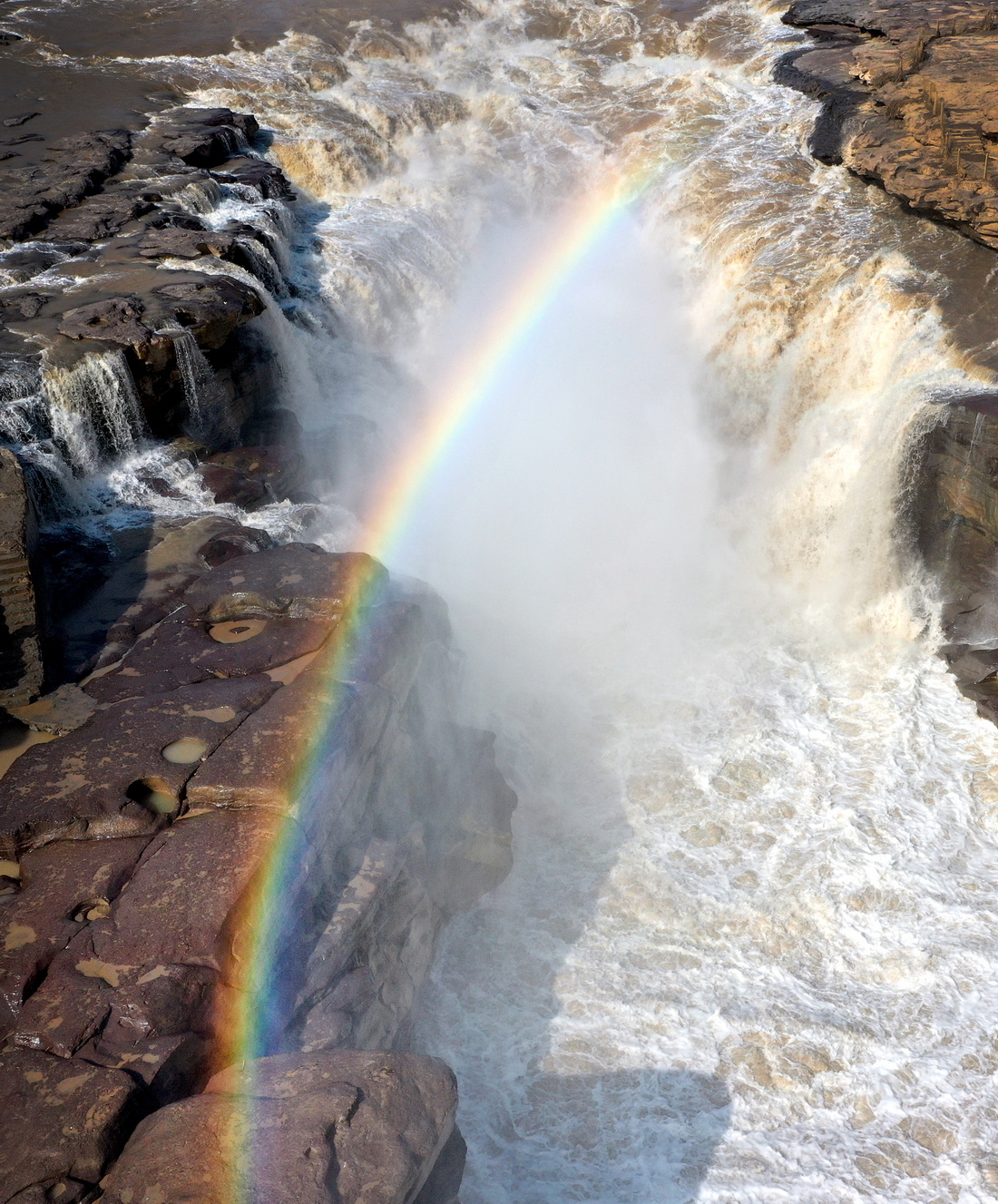 这是10月18日拍摄的黄河壶口瀑布"彩虹飞瀑"景象.