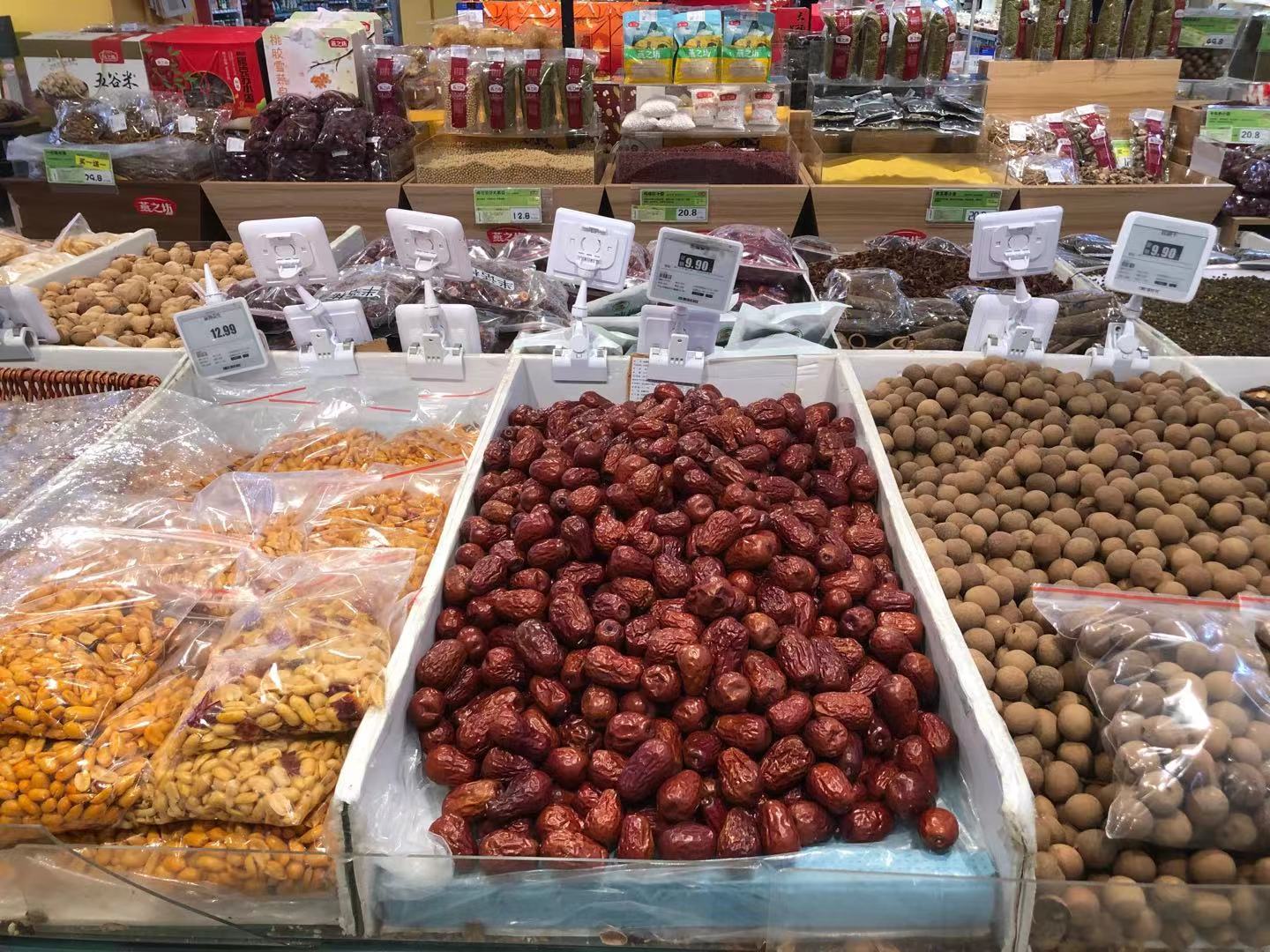 在位于大兴区的物美超市高米店北店,几种红枣价格也比前段时间高了