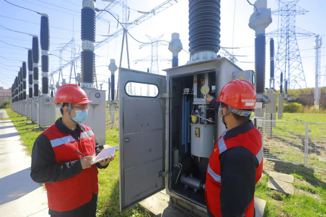 ▲黑龙江鸡西供电公司变电运维员工对变电站设备进行巡视