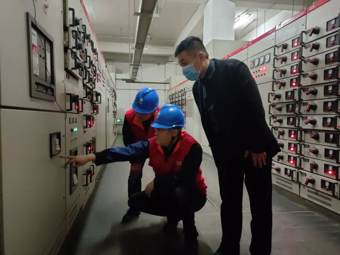 ▲国网辽宁葫芦岛供电公司员工对供暖企业进行巡检走访