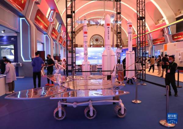 10月21日,观众在北京展览馆参观科技创新成就展.