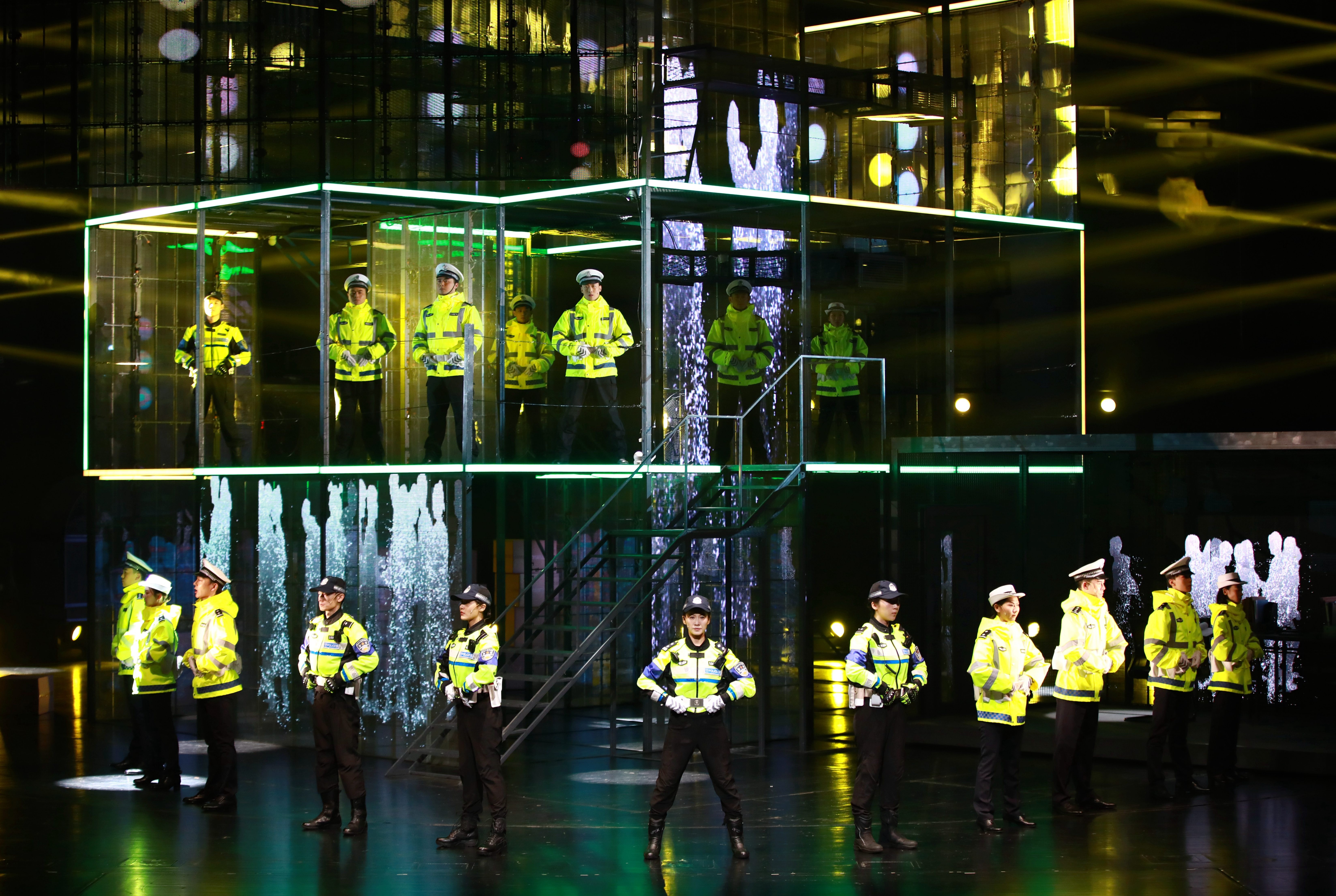 公安题材话剧《英雄时代》首演,彰显和平年代人民警察英雄情怀