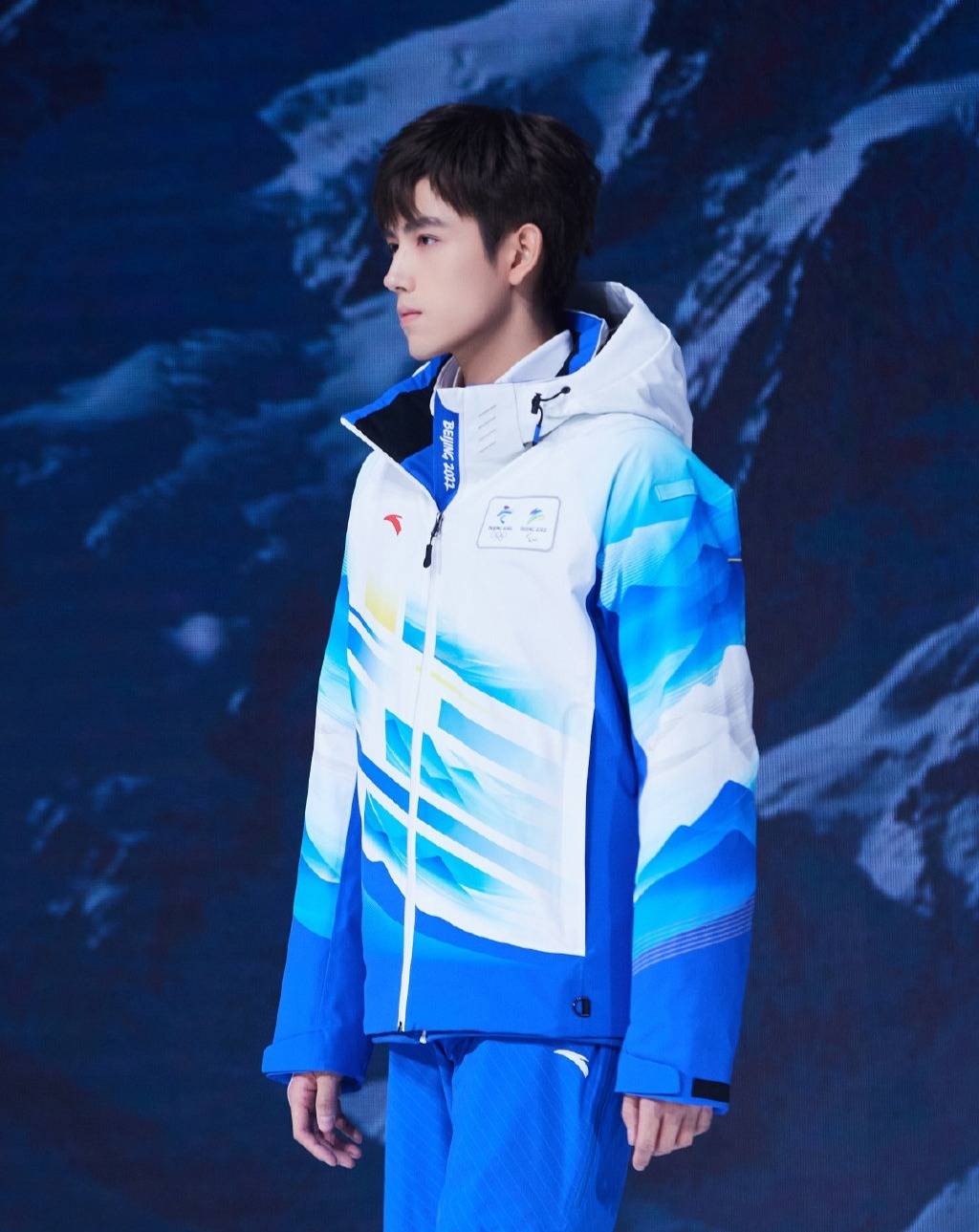 在《新闻联播》里看见陈飞宇 作为模特展示冬奥制服装备