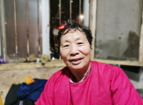 郑州67岁老人坚持三元理发三十年:只要有两只手,就能干活,就能挣钱