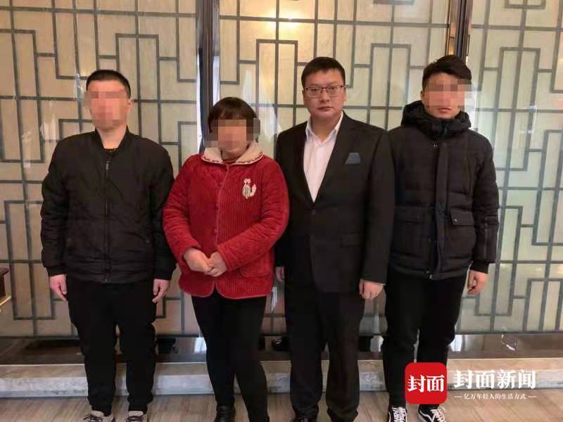 周兆成律师（左三）和申友证家属
