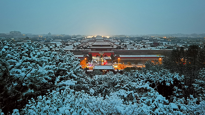 2021年11月7日，北京，俯瞰故宫雪景。人民视觉  图