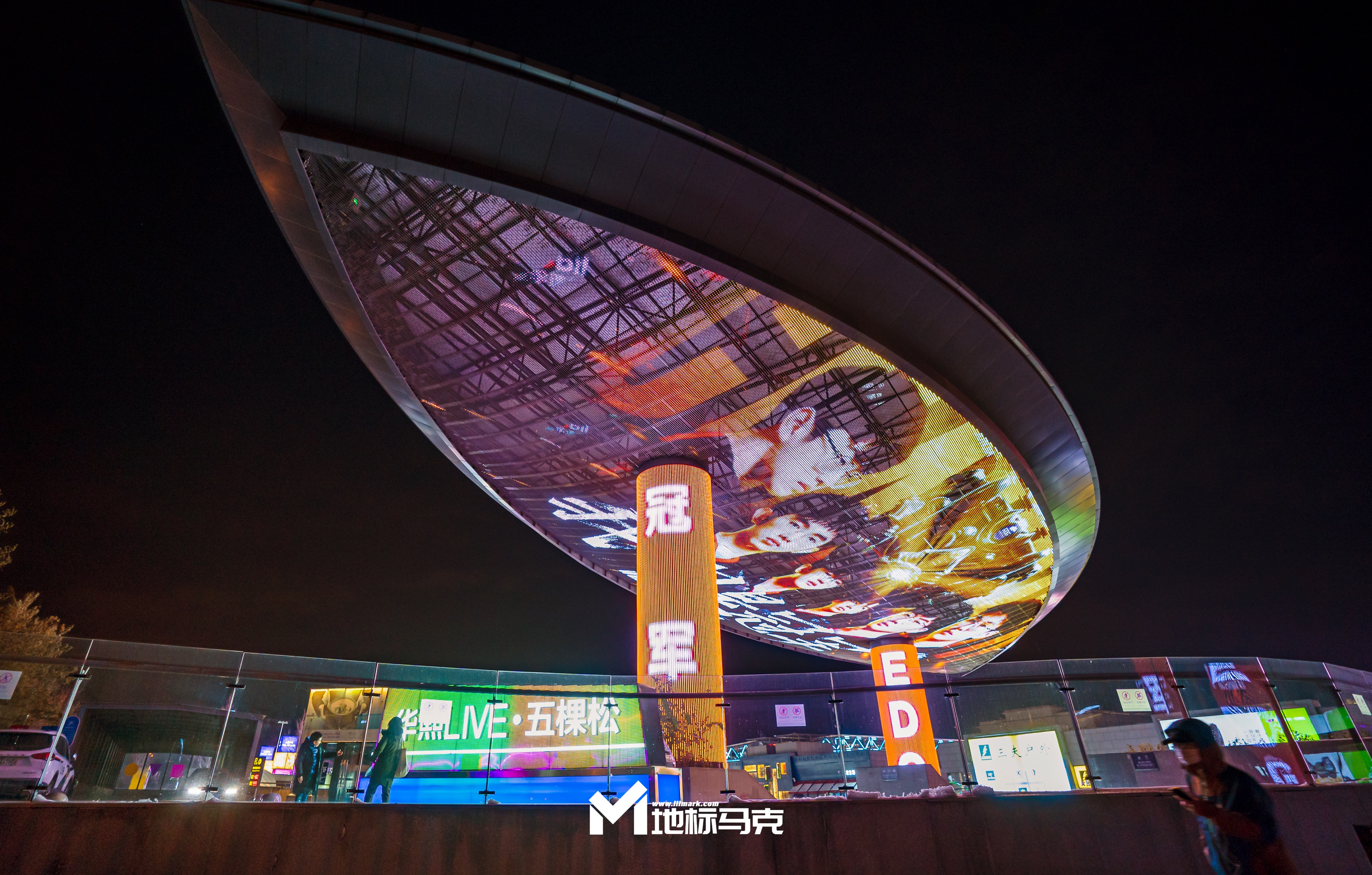 新王登基！EDG夺冠英雄联盟S11总决赛，地标广告见证LPL荣耀时刻