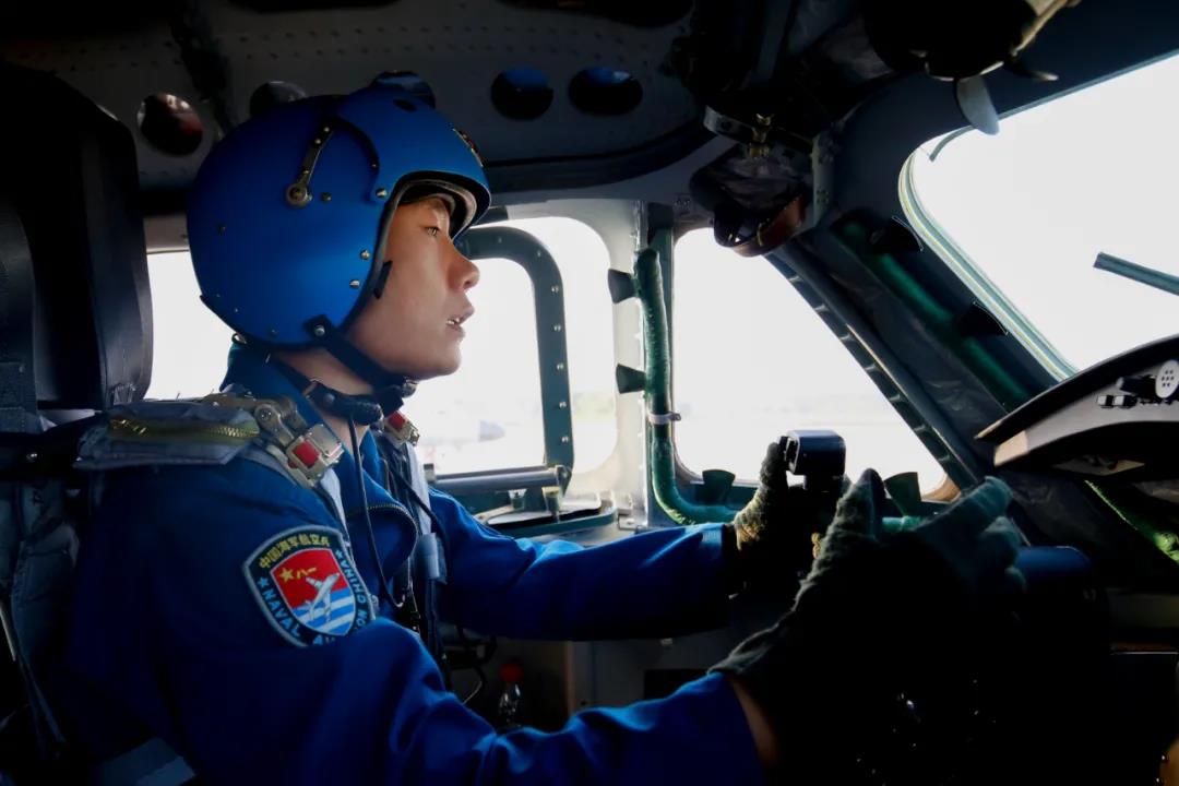 南部战区海军航空兵某轰炸机团跨昼夜飞行训练