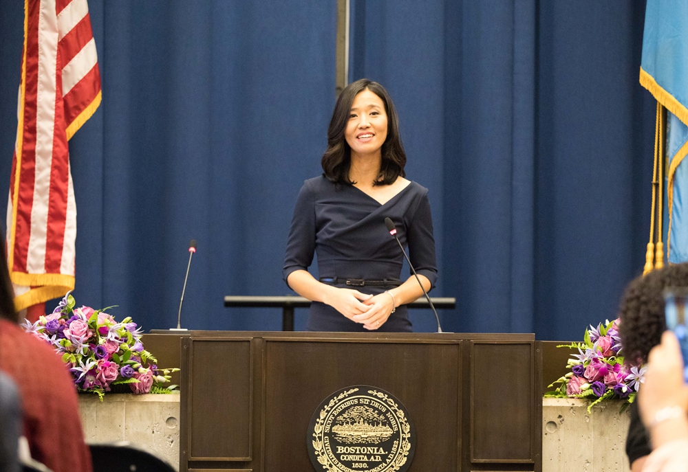 美国波士顿首位华裔女市长吴弭宣誓就职 