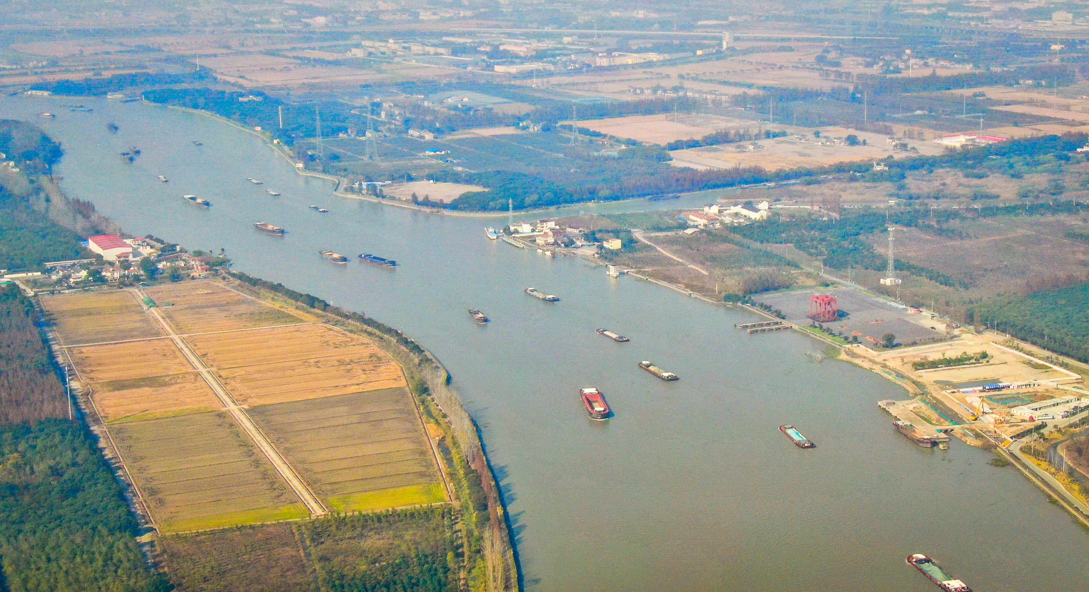 11月15日,在松江境内的黄浦江航道上,一艘艘满载黄沙,矿石,原材等货物