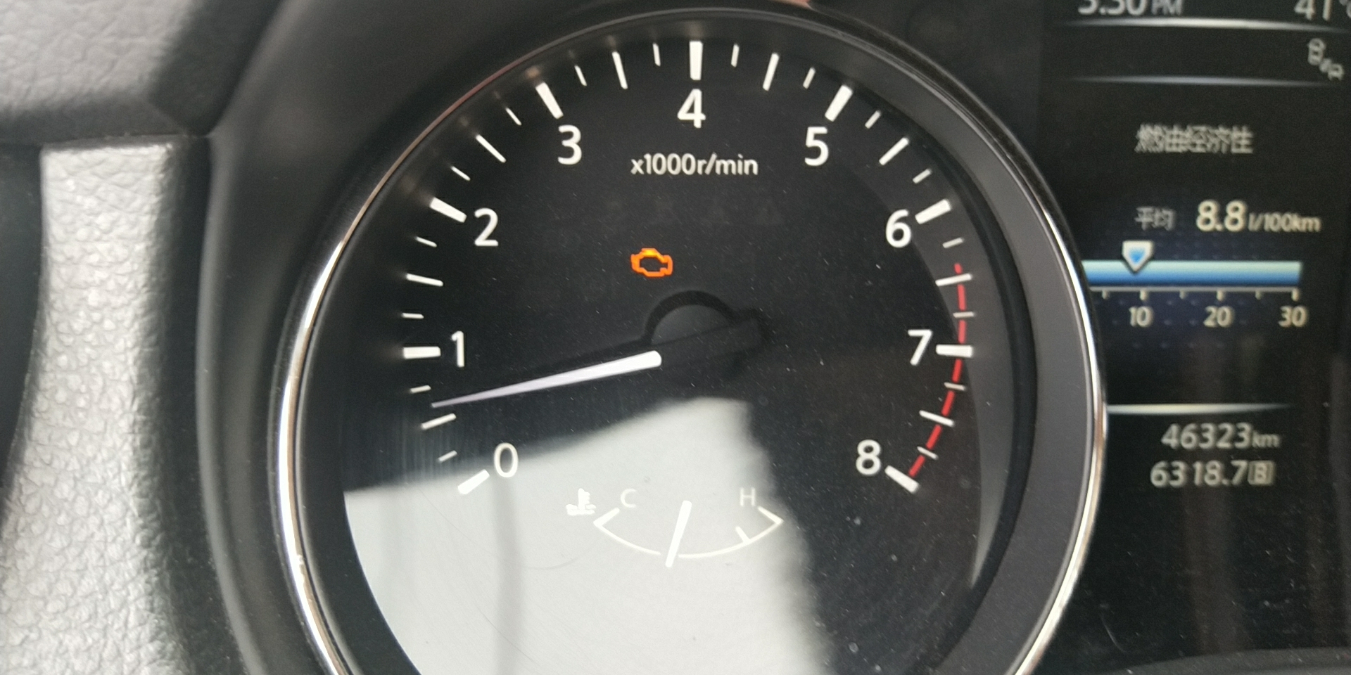 故障车辆的仪表上曾出现黄灯.本文图片均由受访者提供