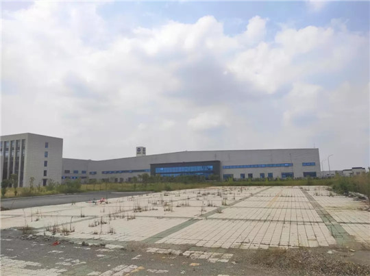 2019年9月，君马襄阳生产基地工厂园区内外杂草丛生，鲜见人影。从外往里看，车间大门紧闭，也不见日常内部运输工具通行。 汽车公社 资料图