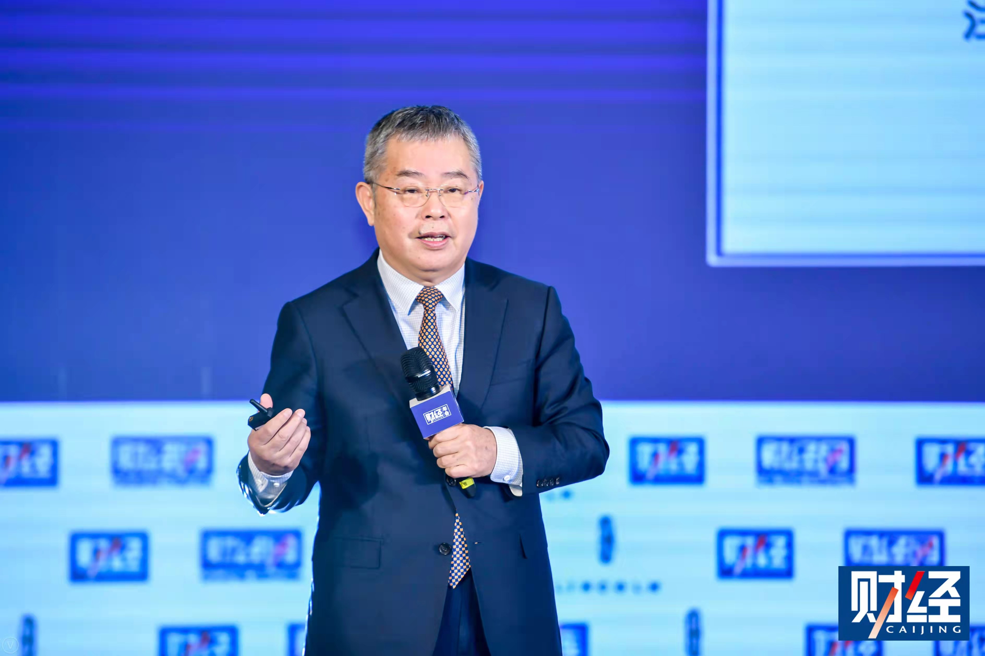 李扬:明年宏观经济政策将更积极,对小企业要给予更大的重视