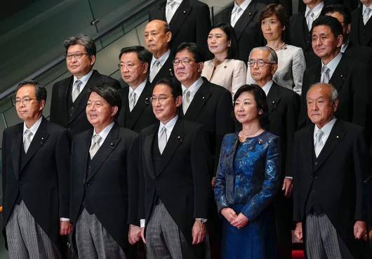 11月10日，日本首相岸田文雄（前排中）在首相官邸率阁僚合影。图源：澎湃新闻