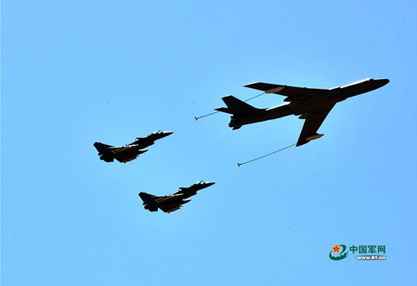 轰油-6为歼-10战斗机进行空中加油。本文图片来源：中国军网、央视新闻截图、空军发布。