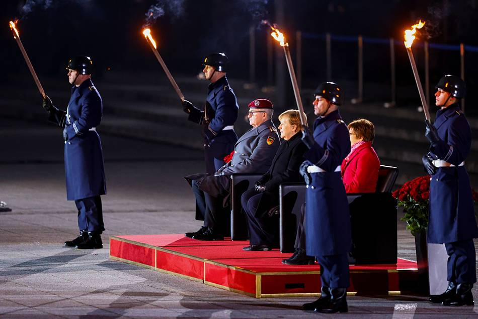 当地时间2021年12月2日， 德国柏林，德国联邦国防军为即将卸任的看守政府总理默克尔举行军乐火炬告别仪式。 本文图片均来自澎湃影像