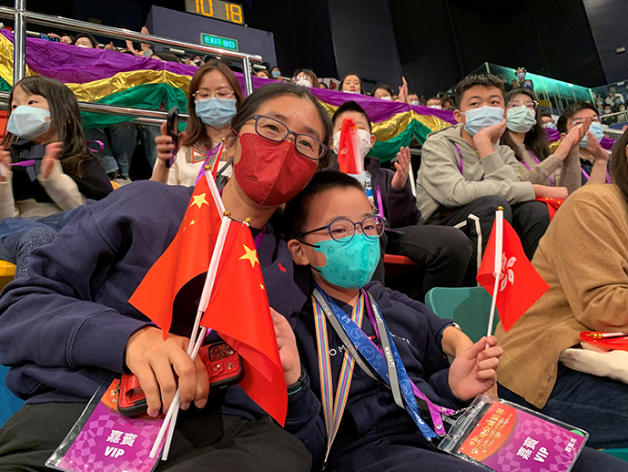 香港小朋友王韬杰跟妈妈前来观看活动。澎湃新闻记者 韩雨亭 图