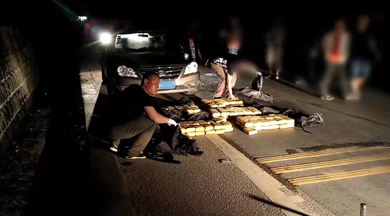 在蔡晓东13年的边境缉毒工作中，他共参与侦办毒品案件247起，参加专项缉毒行动358次，抓获犯罪嫌疑人249人，缴获毒品1609.56公斤。