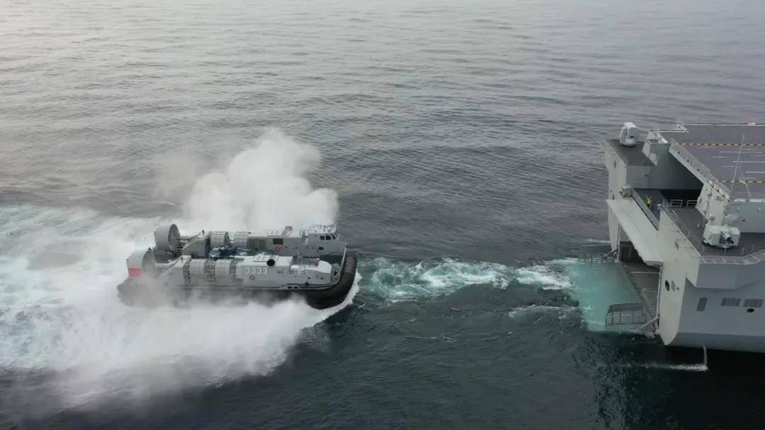 海南舰首次亮相登陆作战考核：气垫艇、直升机和两栖战车立体出击
