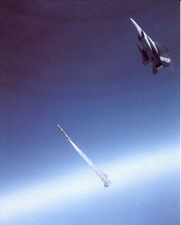 1983年9月13日,美国空军F-15战斗机成功完成ASM-135动能反卫星试验,击落了一颗报废的军用卫星。