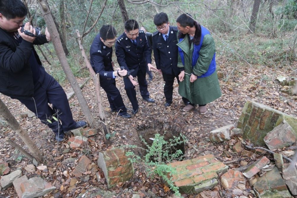 2018年12月，高某虎在甘泉山指认盗洞。太康县公安局供图