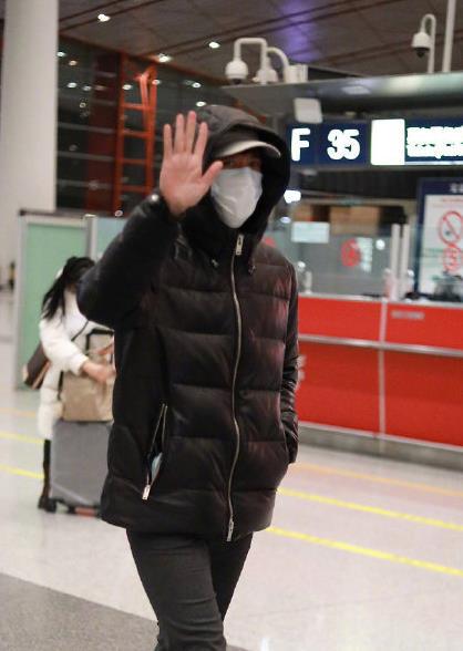 王力宏怒了！抵台后进汪小菲酒店隔离 拿手机反拍媒体