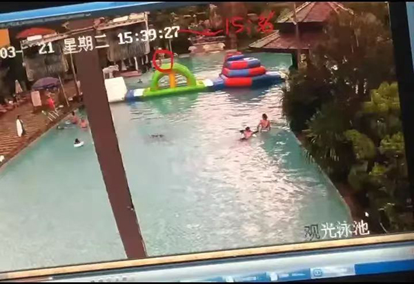 8月3日15时许，萌萌在酒店室外游泳池旁边玩耍。