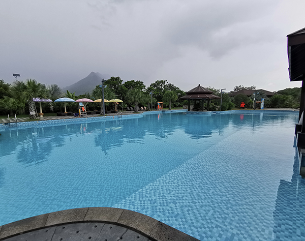 萌萌的父亲张先生称，事发后，酒店撤走了游泳池的儿童游乐设施。