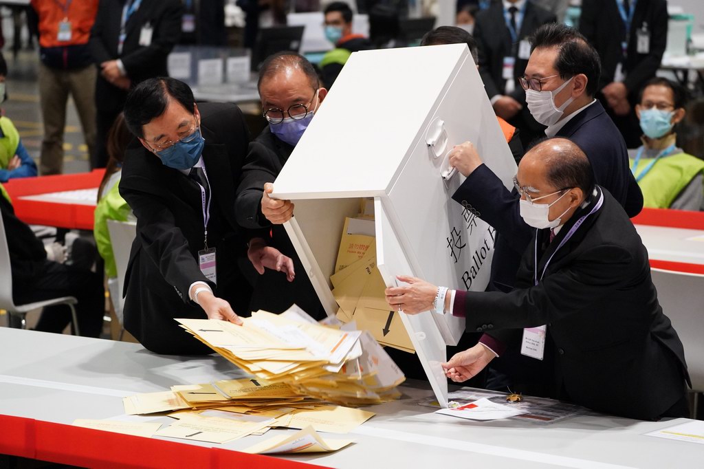 12月19日，香港特区选举管理委员会主席冯骅（右二）打开票箱。 新华社 图