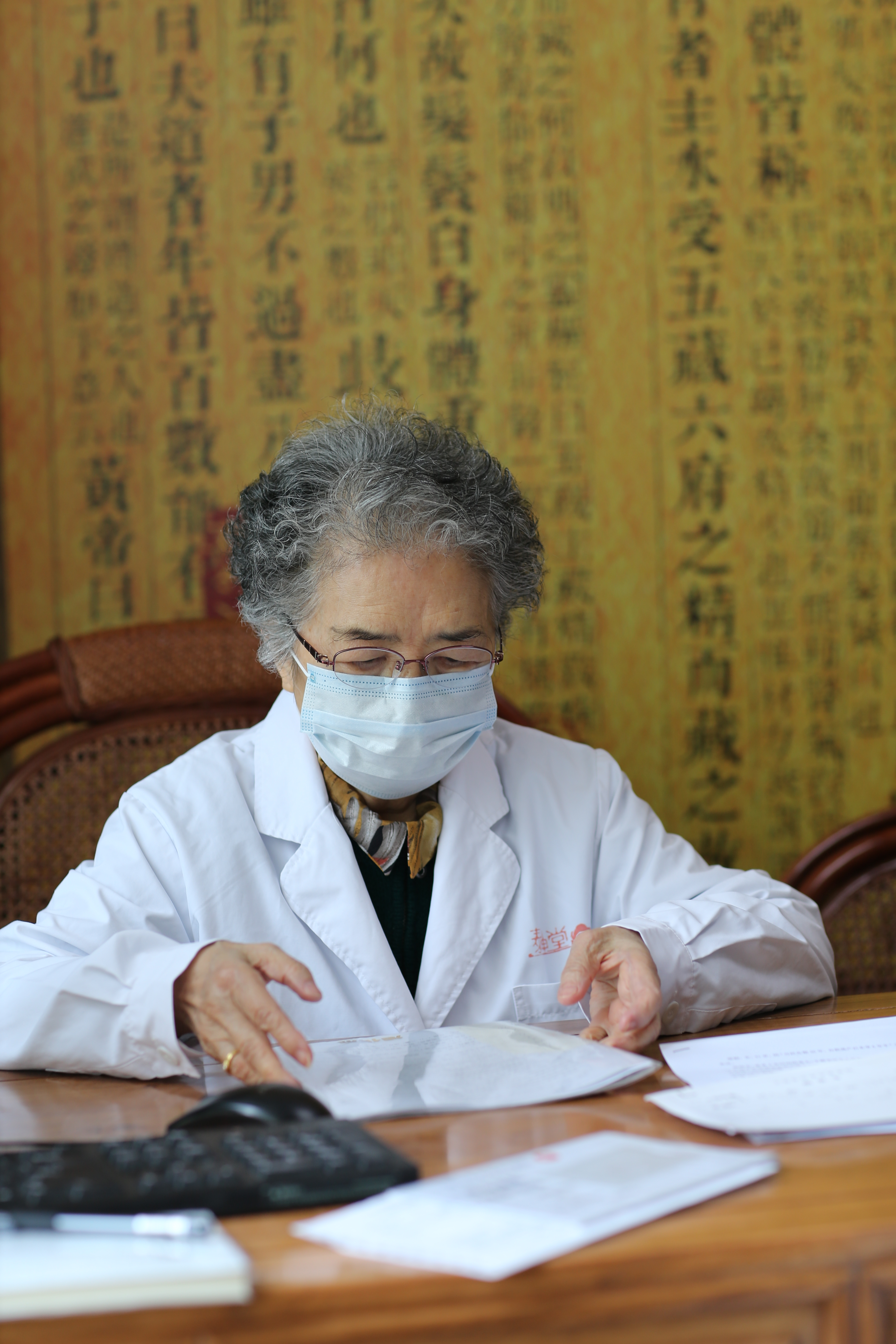 俞瑾伏案工作