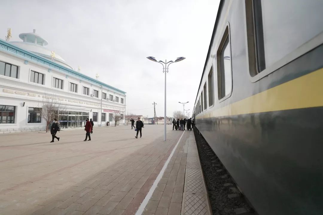 对,就是大家熟知的那个朱日和.子弟兵们也经常会搭乘这趟火车出行.