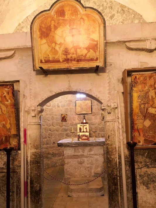 圣德克拉修道院(Convent of St. Thecla)的祭台,墙壁曾遭破坏。 澎湃新闻记者 汪伦宇 图