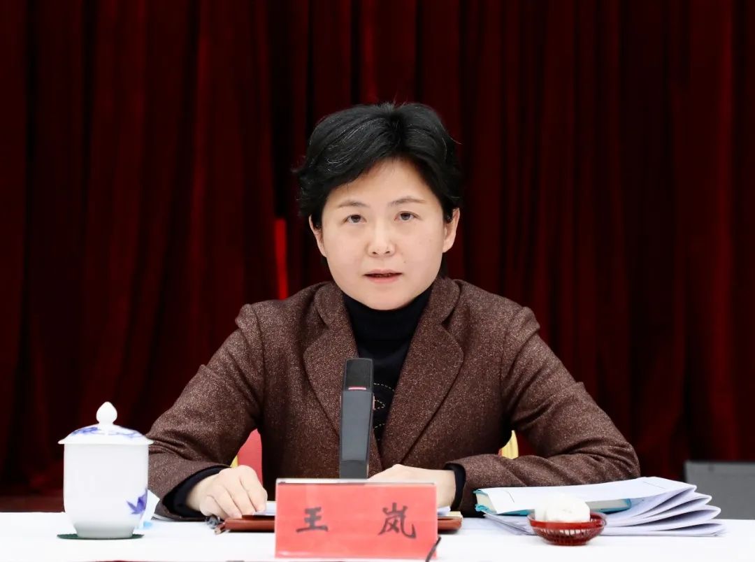 委副书记,长宁区长张伟出席会议并讲话,长宁区委副书记纪晓鹏主持会议