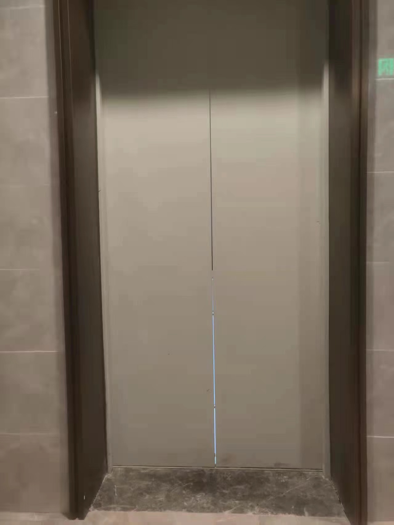 电梯门无法闭合。受访者供图