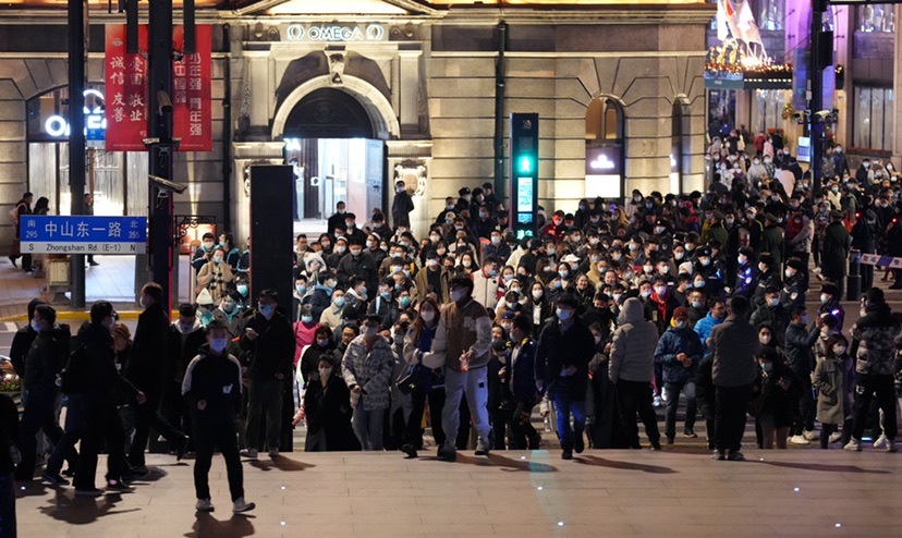 跨年迎新 上海警方加强对旅游景点,商业中心等人员密集场所的安全防护