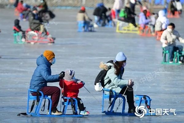 图为2021年1月10日，北京市民在什刹海冰场畅享冰上乐趣。（图/樊甲山）