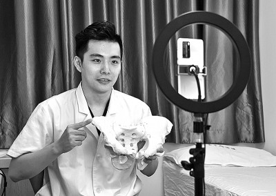 北京市海淀医院里,骨科住院医师马元正在录制医学知识短视频。新华社发