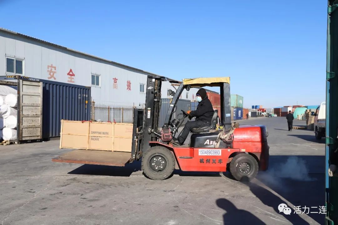 工作人员利用叉车搬运货物.