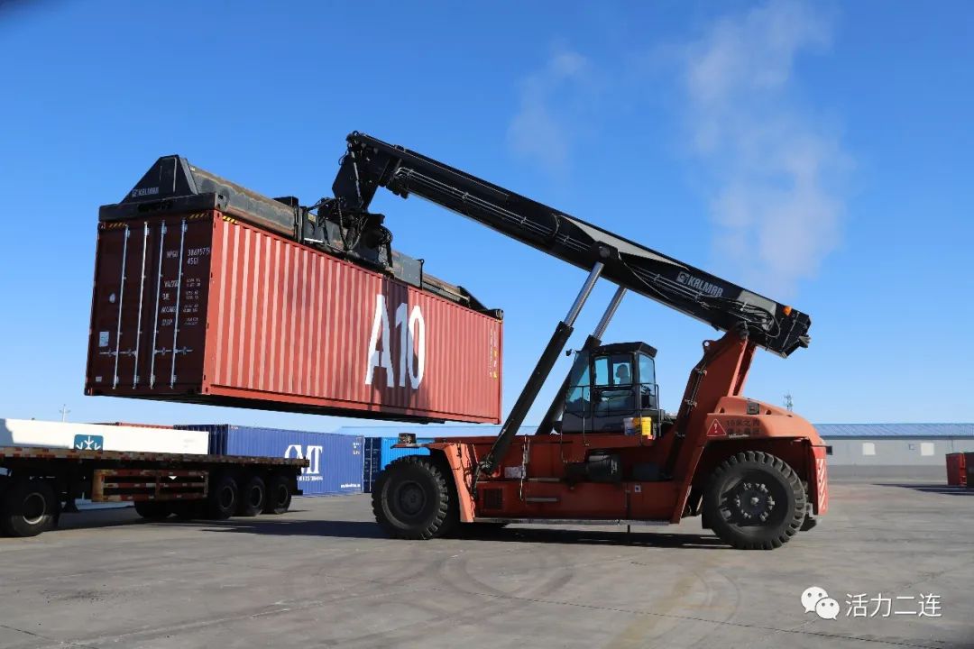 集装箱吊装运输.