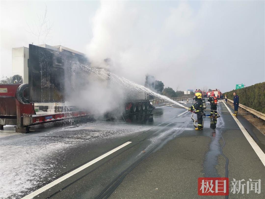 货车高速路上起火，北京房山消防快速处置_进行_救援_车辆
