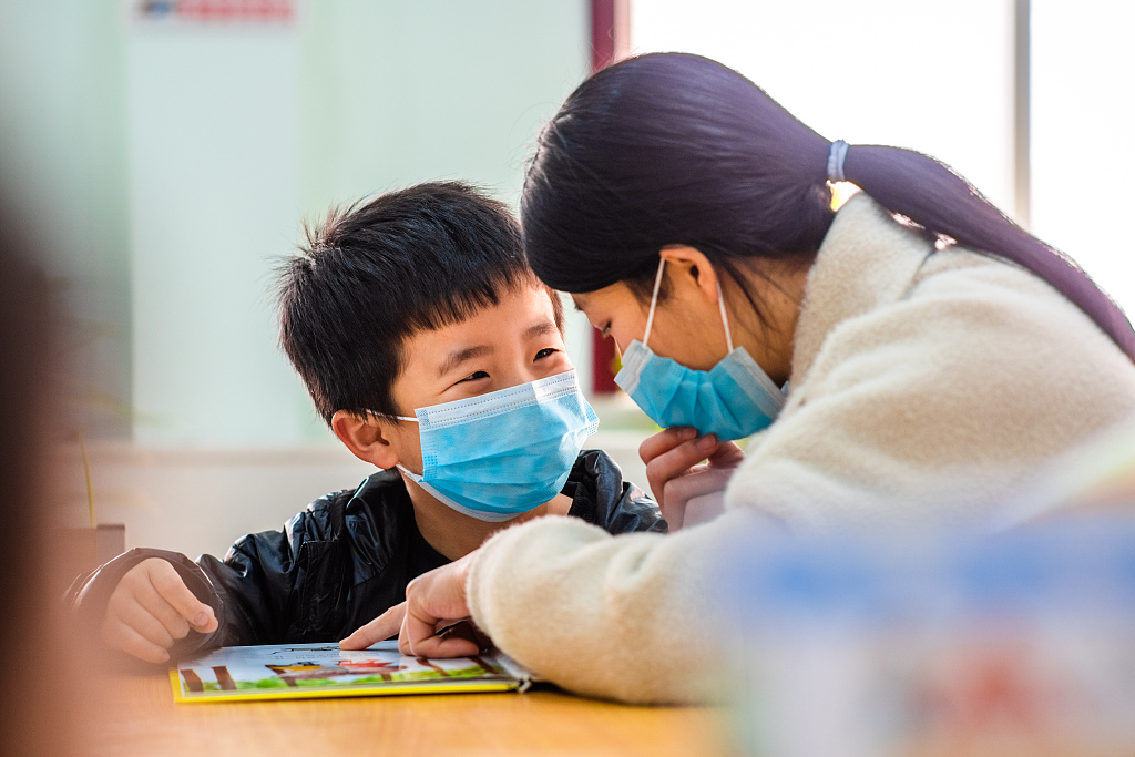 江苏一市教育局致信家长人生起步忌冲刺假期给孩子留白