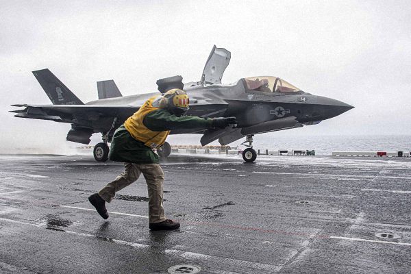 美国海军此次部署的“林肯”号航母也携带了F-35C隐身战斗机。